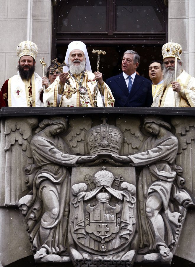 Pokojni Irinej je slavil Vučića kot leva, ki se brezkompromisno bori za Kosovo in brez milosti prazni državno blagajno za cerkev (na fotografiji v družbi princa Aleksandra Karađorđevića II.) FOTO: Đorđe Kojadinović/Reuters