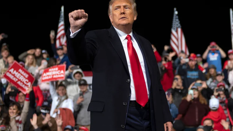 Fotografija: Donald Trump na fotografiji z začetka decembra z dvignjeno pestjo zapušča zborovanje v Georgii. FOTO: Andrew Caballero-reynolds/AFP