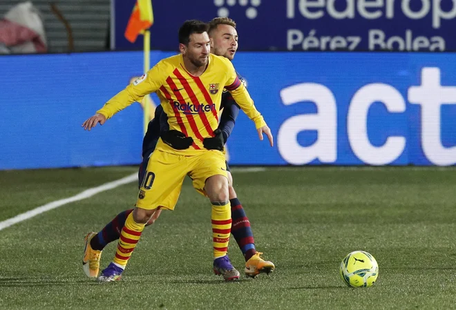 Lionel Messi je edini nogometaš, ki lahko preseže Portugalčev dosežek. FOTO: Albert Gea/Reuters