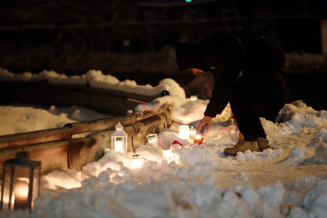 Sveče, ki gorijo v spomin žrtev plazu v Asku. FOTO: Jil Yngland/AFP