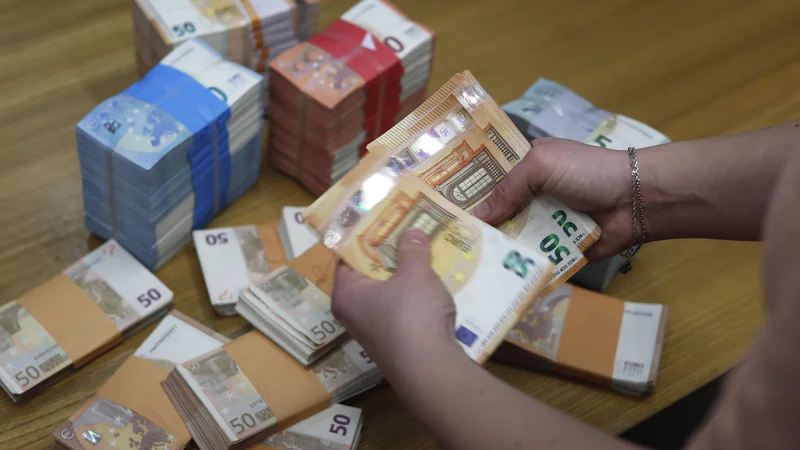 Fotografija: Očitno se tudi v Sloveniji ne bo mogoče izogniti dodatnim stroškom za vodenje večjih vsot denarja v bankah. FOTO: Leon Vidic/Delo