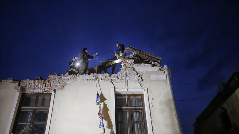 Fotografija: Da bi se izognili tragediji, ki je doletela Petrinjo, bi morali v Sloveniji več denarja nameniti preiskavam, na podlagi katerih bi lahko poskrbeli za večjo potresno varnost, menijo strokovnjaki. FOTO: Blaž Samec/Delo