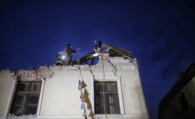 Da bi se izognili tragediji, ki je doletela Petrinjo, bi morali v Sloveniji več denarja nameniti preiskavam, na podlagi katerih bi lahko poskrbeli za večjo potresno varnost, menijo strokovnjaki. FOTO: Blaž Samec/Delo