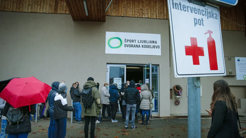 Fotografija: Testiranje poteka na šestih deloviščih, kjer testirani najprej izpolni vprašalnik, nato mu medicinska sestra odvzame bris. FOTO: Jože Suhadolnik/Delo