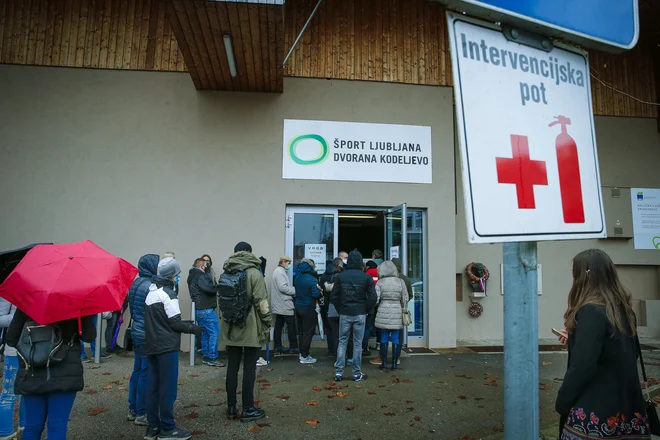 Testiranje poteka na šestih deloviščih, kjer testirani najprej izpolni vprašalnik, nato mu medicinska sestra odvzame bris.&nbsp;FOTO: Jože Suhadolnik/Delo