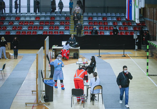 Učitelji, ki so prišli iz zavodov za otroke s posebnimi potrebami, se veselijo, da bodo lahko šli jutri ponovno v službo. FOTO: Jože Suhadolnik/Delo