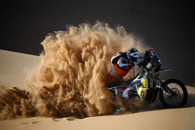 S prologom v Džedi se je v Savdski Arabiji začel 43. reli Dakar, na katerem nastopa tudi slovenski motociklist Simon Marčič, ki je bil za uvod 53. Slovenec že sedmič nastopa na vzdržljivostnem reliju. Lani je bil 50. med motociklisti, kar želi letos izboljšati. FOTO: Franck Fife/Afp