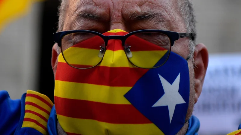 Fotografija: S prepoznavno prokatalonsko simboliko tudi proti covidu-19.
FOTO: Pau Barrena/AFP