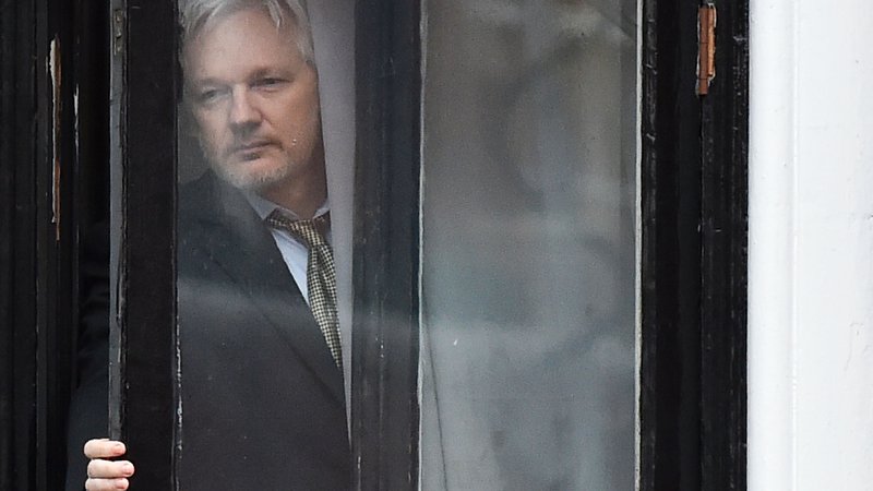 Fotografija: Danes je prvostopenjsko sodišče v Londonu zavrnilo izročitev ustanovitelja Wikileaksa Juliana Assangea ZDA. FOTO: Ben Stansall/AFP