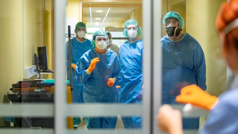 Fotografija: Na Institutu Jožef Stefan (IJS) trdijo, da dokler ne bo precepljene vsaj deset odstotkov populacije, vpliv cepljenja na potek epidemije skoraj ne bo opazen. FOTO: Voranc Vogel/Delo