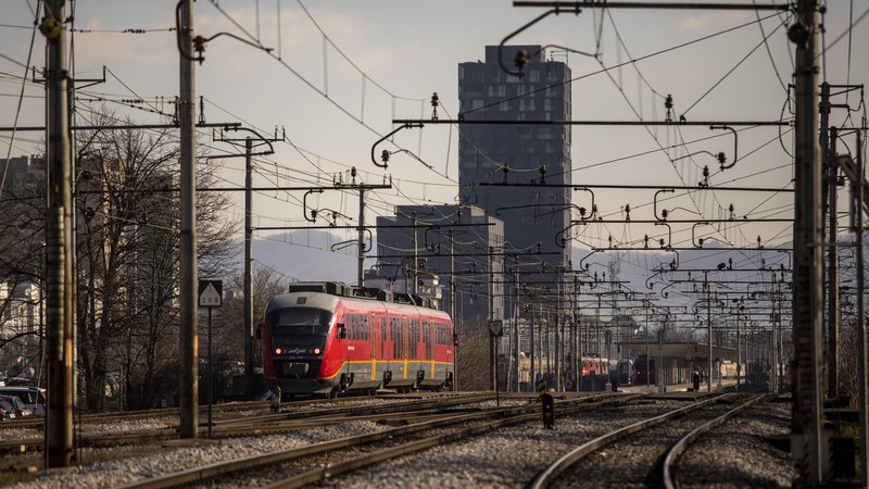 Fotografija: Kljub prednostim se po železnicah prevaža le približno sedem odstotkov potnikov in 11 odstotkov blaga. FOTO: Voranc Vogel/Delo