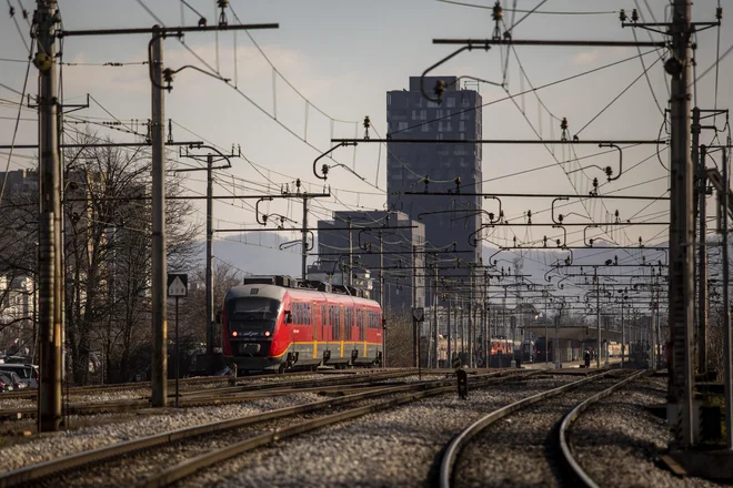Kljub prednostim se po železnicah prevaža le približno sedem odstotkov potnikov in 11 odstotkov blaga. FOTO: Voranc Vogel/Delo