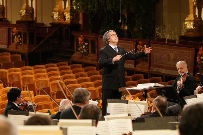 Že šestič je novoletni koncert vodil Riccardo Muti, gledalci pa so glasbenike v prazni dvorani nagradili z virtualnim aplavzom.<br />
Foto Roman Zach-Kiesling/AFP