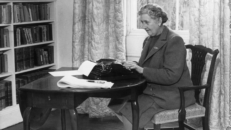 Fotografija: Agatha Christie v svoji delovni sobi leta 1946. FOTO: osebni arhiv