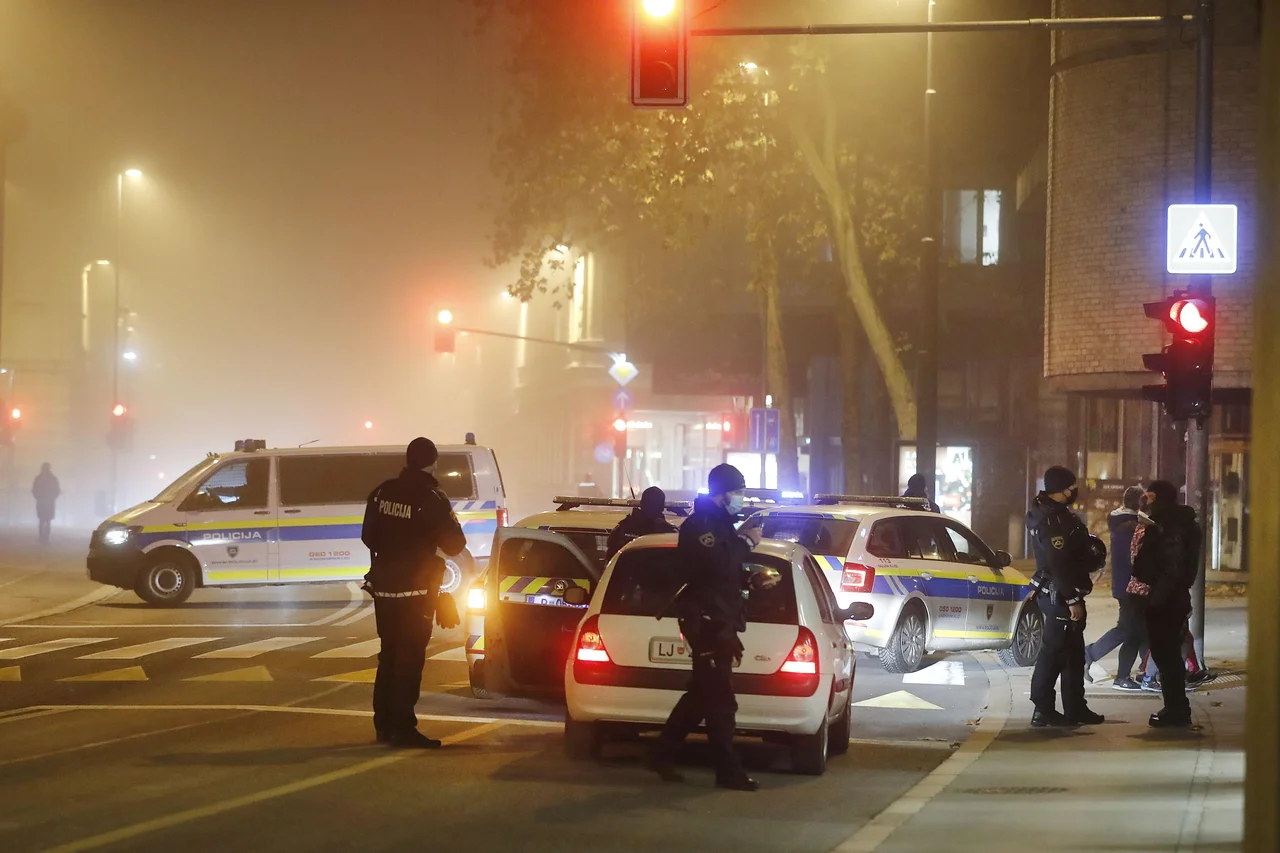 Fotografija: Del zaslug za rekordno nizko število smrtnih nesreč gre pripisati tudi ukrepom za zajezitev novega koronavirusa. FOTO: Leon Vidic/Delo