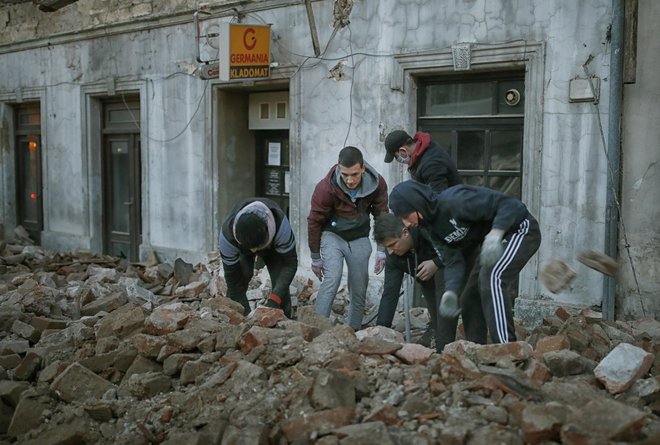 Posledice potresa. FOTO: Blaž Samec/Delo