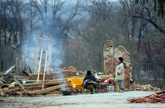 Prebivalki pred porušenim domom. FOTO: Damir Sencar/AFP