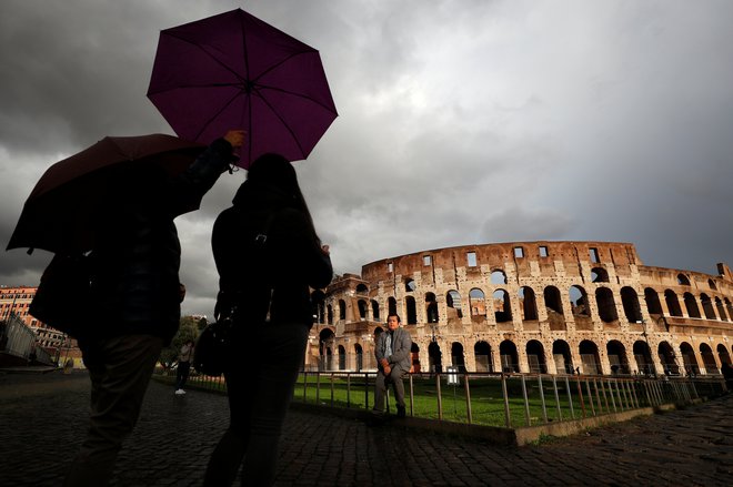 Italijanska vlada je ponoči sprejela odlok, ki od srede do 15. januarja uvaja prehodno obdobje protikoronskih ukrepov. FOTO: Guglielmo Mangiapane/Reuters