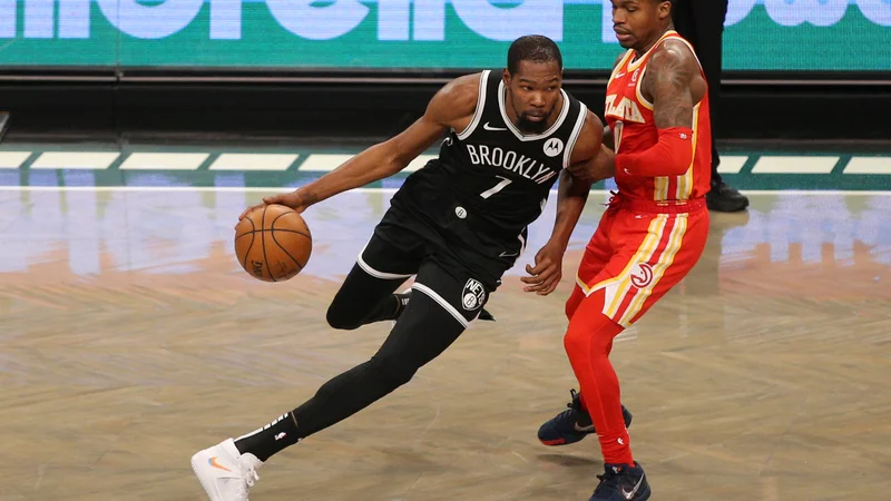 Fotografija: Zvezdnik Brooklyna Kevin Durant (z žogo) bo moral prestati obvezno sedemdnevno karanteno. FOTO: Brad Penner Usa/Today Sports