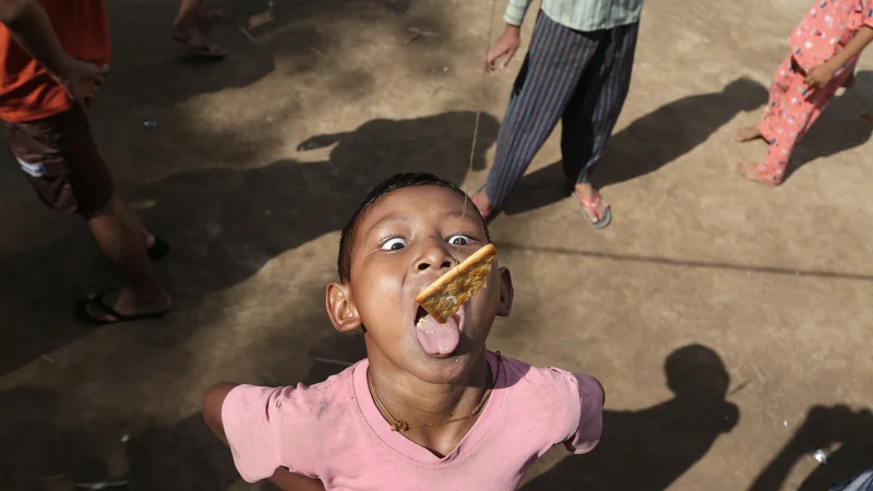 Fotografija: Na obrobju Janguna se otroci igrajo. Burma je včeraj praznovala 73. dan neodvisnosti. FOTO: Sai Aung Main/Afp