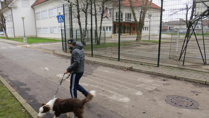 Fotografija: Šola v Mostah, v kateri letos gostujejo trije oddelki vrtca, poka po šivih. FOTO: Bojan Rajšek/Delo