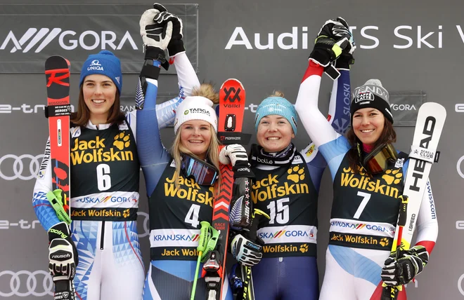 Najboljša med lisičkami je bila lani Slovakinja Petra Vlhova (prva z leve), s 3. mestom v veleslalomu pa se je odrezala tudi Meta Hrovat. FOTO: Matej Družnik/Delo