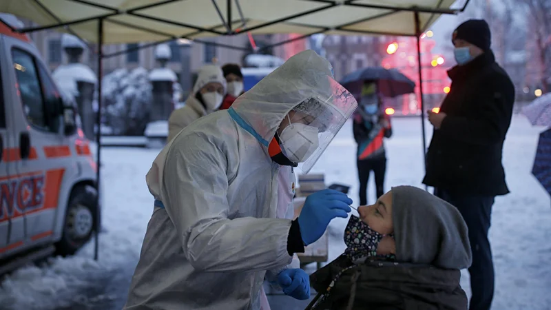 Fotografija: Hitro testiranje na covid-19 na Kongresnem trgu. FOTO: Blaž Samec/Delo