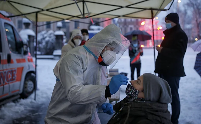 Hitro testiranje na covid-19 na Kongresnem trgu. FOTO: Blaž Samec/Delo