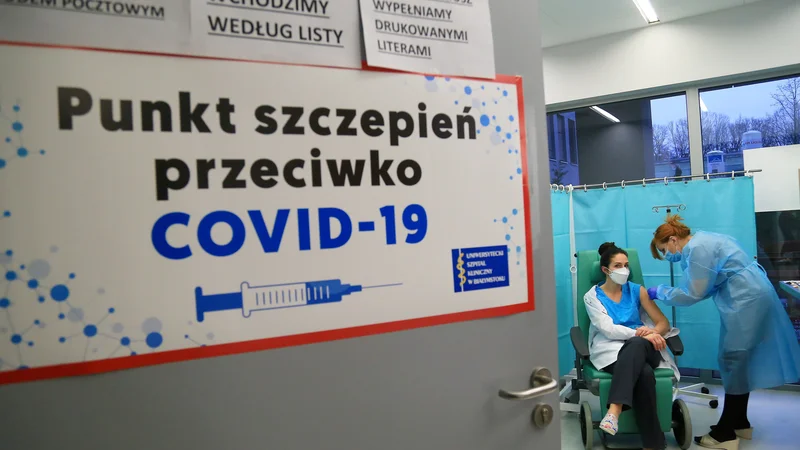 Fotografija: Evropska komisija je v času ostrih kritik že začela nove pogovore za nabavo dodatnih odmerkov Biontech-Pfizerjevega cepiva.
FOTO: Agnieszka Sadowska/Reuters