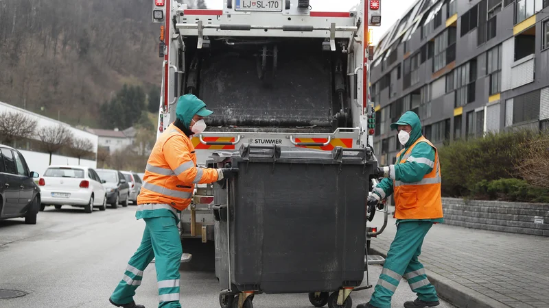 Fotografija: Družbe za ravnanje z odpadno embalažo bodo morale biti neprofitne, vse cene stroškov ravnanja z odpadki bodo javne. FOTO: Leon Vidic/Delo