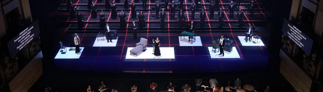 Polkoncertna izvedba Traviate<em> </em>v Madridu s publiko in izvajalci na varni razdalji; vsakemu izvajalcu so pripadli štirje kvadratni metri odra. Foto Teatro Real