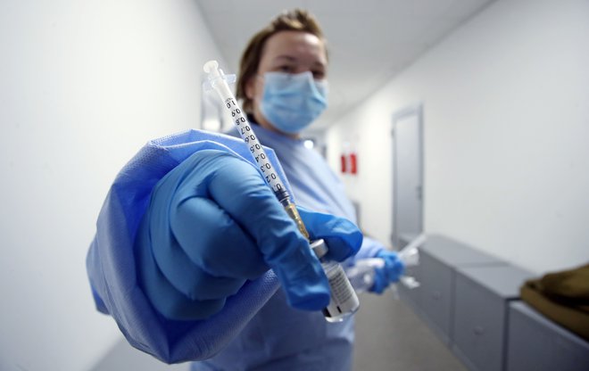 Cepljenje s Pfizerjevim cepivom na Hrvaškem. FOTO: AFP