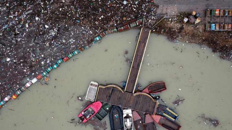 Fotografija: Smeti na reki Drini v kraju Višegrad. FOTO: Avaz