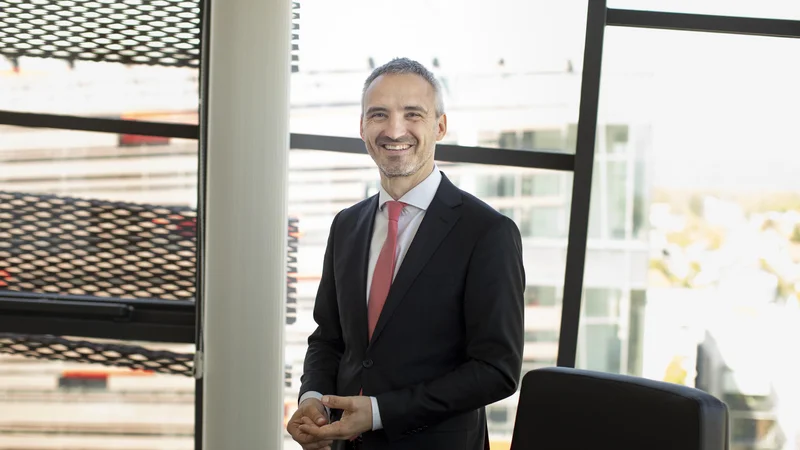 Minister Janez Cigler Kralj je sporočil, da je bilo v DSO cepljenih nekaj več kot 1800 zaposlenih in dobrih 8000 oskrbovancev.<br />
FOTO: Voranc Vogel/Delo