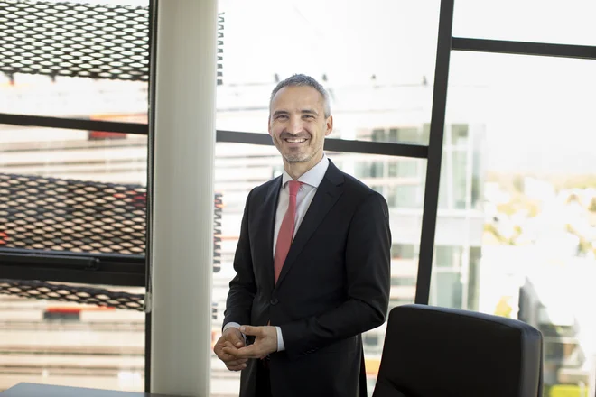 Minister Janez Cigler Kralj je sporočil, da je bilo v DSO cepljenih nekaj več kot 1800 zaposlenih in dobrih 8000 oskrbovancev.<br />
FOTO: Voranc Vogel/Delo