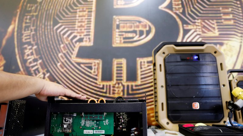 Fotografija: Rast cene poganja vera v to, da bitcoin postaja digitalno zlato, in se tako uveljavlja kot priljubljena naložba med mladimi. FOTO: Tyrone Siu/Reuters