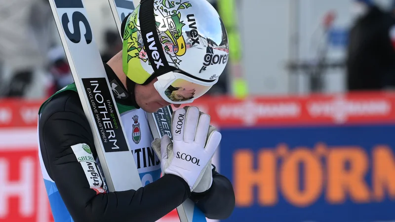 Fotografija: Zelo tanka je črta med uspehom in neuspehom v smučarskih skokih. Le dva dni po odličnem drugem mestu na tekmi za svetovni pokal v Innsbrucku je Anže Lanišek obstal že v kvalifikacijah Bischofshofna. FOTO: Christof Stache/AFP