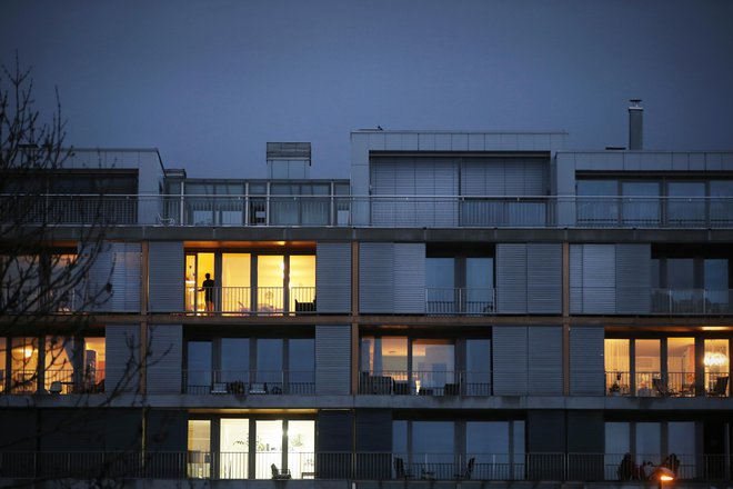 Balkon, terasa ali loža ne bi smeli biti nadstandard, ampak osnovni element vsake bivalne enote, so prepričani arhitekti. Foto Jure Eržen