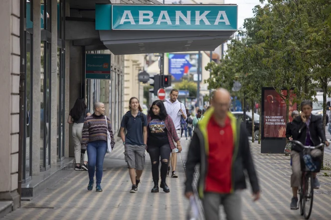 Od 1. januarja dalje je potrjevanje spletnih nakupov možno le še z uporabo mobilne denarnice (mDenarnica). FOTO: Voranc Vogel/Delo