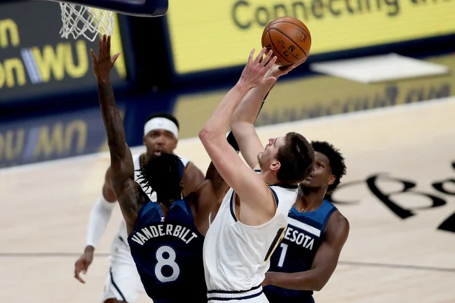 Srbski zvezdnik pri Denverju Nikola Jokić je bil nerešljiva uganka za košarkarje Minnesote. FOTO: Matthew Stockman/AFP
