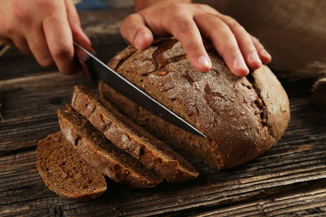 Še najbolje bo, da začnemo rženi hlebec rezati naslednji dan, ko se dobro uleži in zgubi nekaj vlage v notranjosti. FOTO: Shutterstock