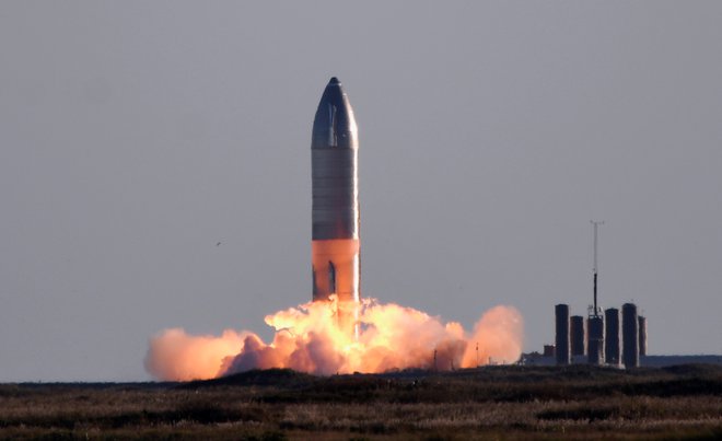SpaceX bi s pomočjo vzletno-pristajalnega stolpa lovil raketo super heavy. FOTO: Gene Blevins / Reuters