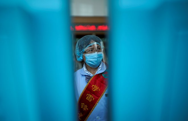 Zdravstveni delavec v Wuhanu. FOTO: Aly Song/Reuters