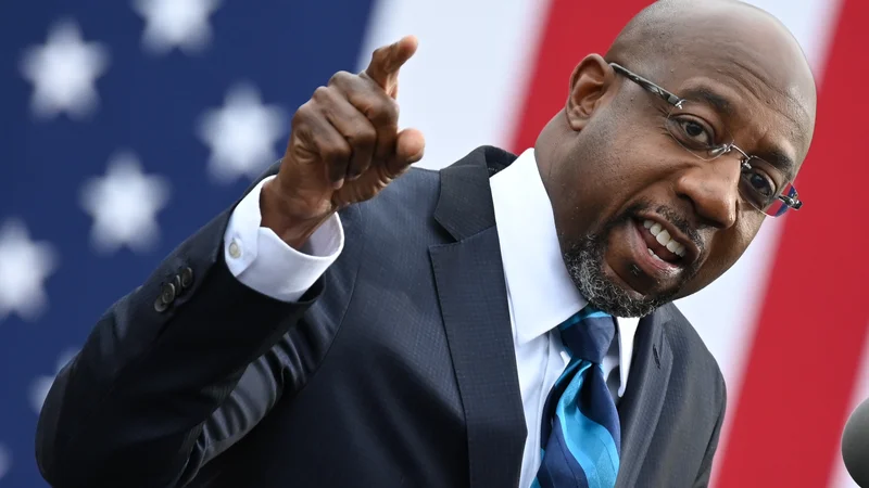 Fotografija: Demokratski pastor Raphael Warnock zmanjšuje republikansko prevlado v senatu. FOTO: Jim Watson/AFP