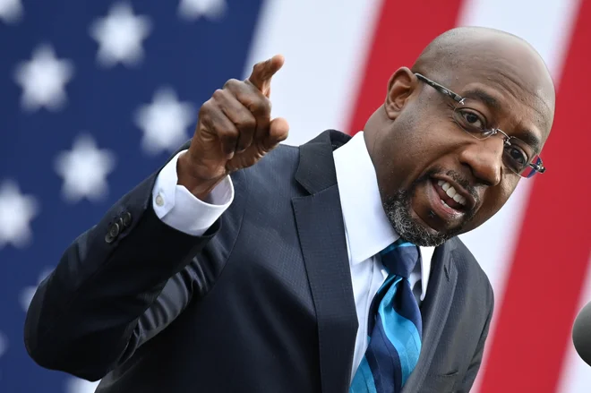 Demokratski pastor&nbsp;Raphael Warnock zmanjšuje republikansko prevlado v senatu. FOTO: Jim Watson/AFP