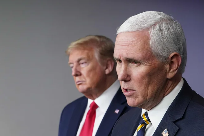 Podpredsednik Mike Pence je bil doslej izjemno lojalen Trumpu. Bo danes presodil drugače? FOTO: Mandel Ngan/AFP