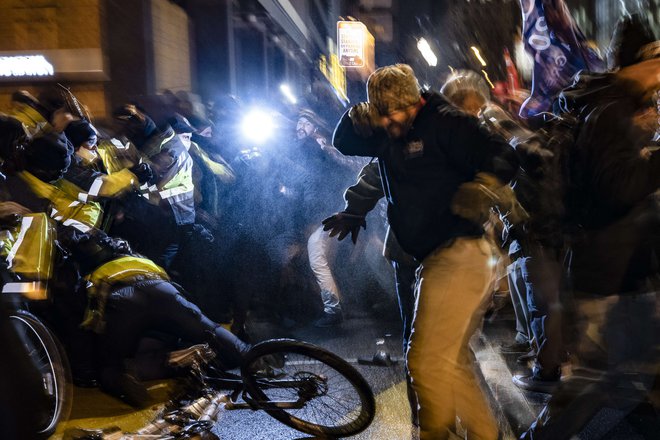 Nočno soočenje med Trumpovimi privrženci in policijo. FOTO: Samuel Corum/AFP