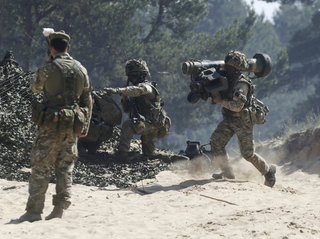 Vojaki Nata med vajo v Latviji. FOTO: Ints Kalnins/Reuters 