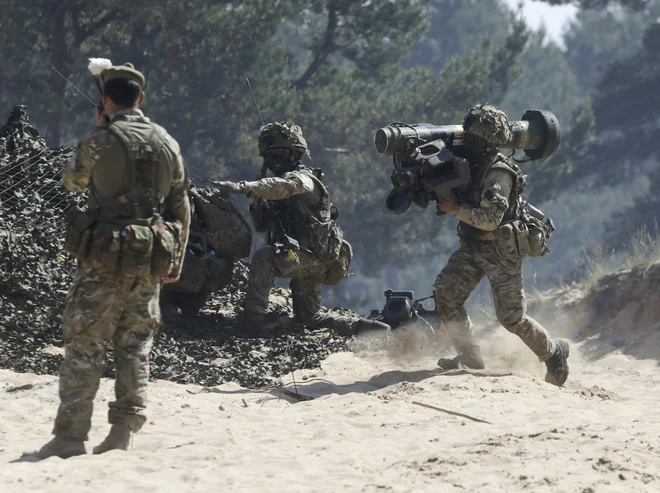 Vojaki Nata med vajo v Latviji. FOTO: Ints Kalnins/Reuters