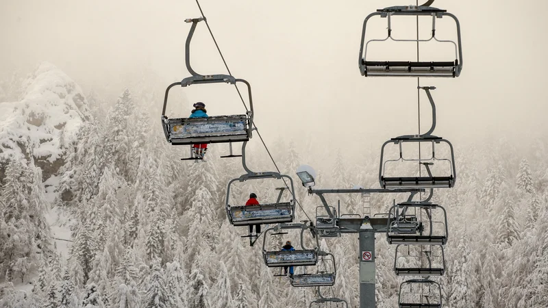 Fotografija: Lani ta čas so na smučiščih preštevali obiskovalce v tisočih, letos je njihovo število zaradi zaostrenih pogojev delovanja daleč od rentabilnosti.
Foto Matej Družnik